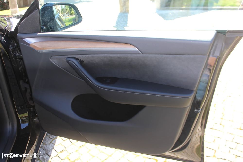 Tesla Model Y Performance Dual Motor AWD - 17