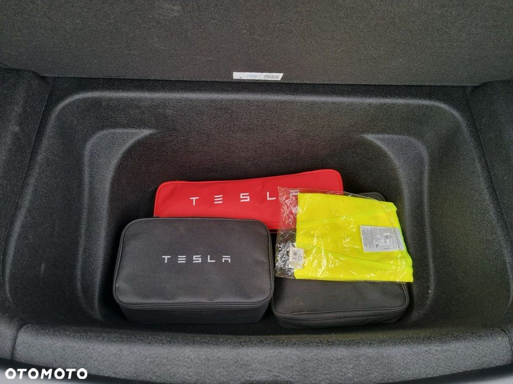 Tesla Model Y Long Range AWD - 28