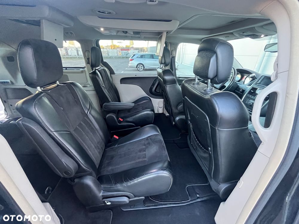 Chrysler Town & Country 3.6 Limited - 11