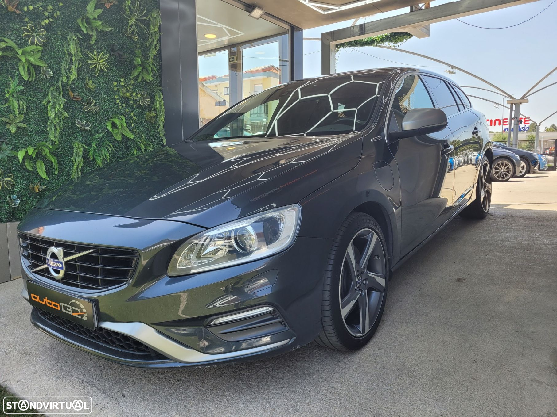 Volvo V60 2.4 D6 R-Design AWD Phev - 3