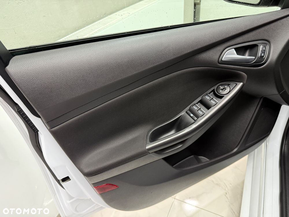 Ford Focus 1.5 TDCi DPF Start-Stopp-System ST-Line - 14