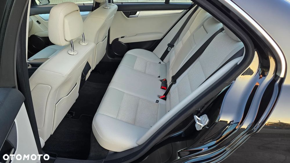 Mercedes-Benz Klasa C 180 BlueEFFICIENCY Avantgarde - 24