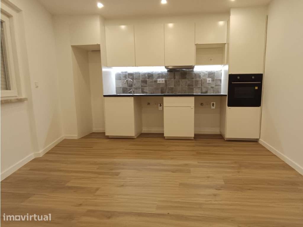 Apartamento T2 Totalmente Renovado com Ótima Exposição Solar em Alv... - Grande imagem: 2/19