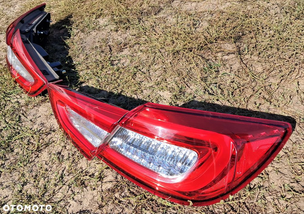MASERATI QUATTROPORTE VI 2013- Lampa Tył Tylna Prawa Lewa W Błotnik W Klapę Narożna LED - 2