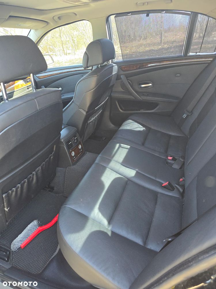 BMW Seria 5 550i - 12