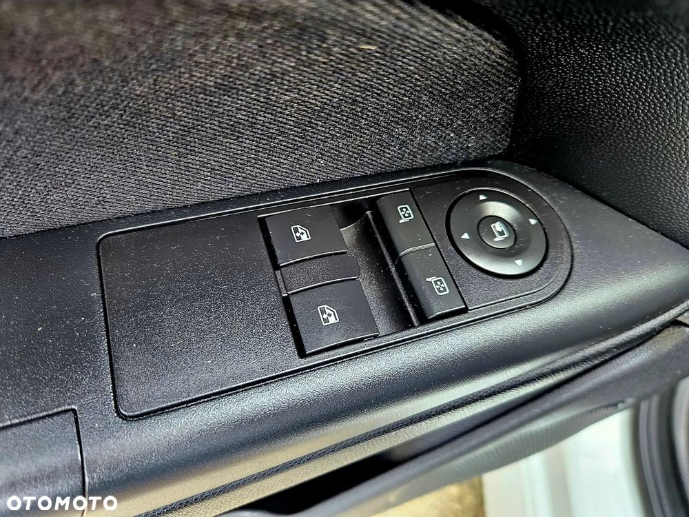 Opel Astra GTC 1.6 Innovation - 22