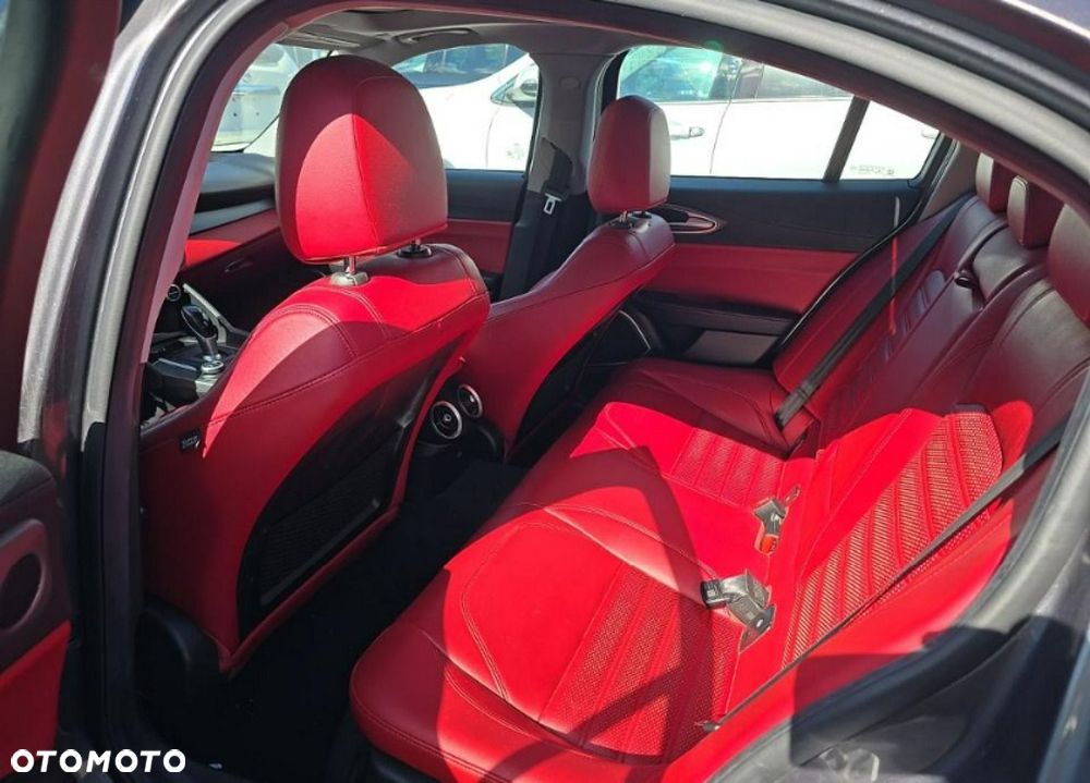 Alfa Romeo Giulia 2.0 Turbo TI Q4 - 10
