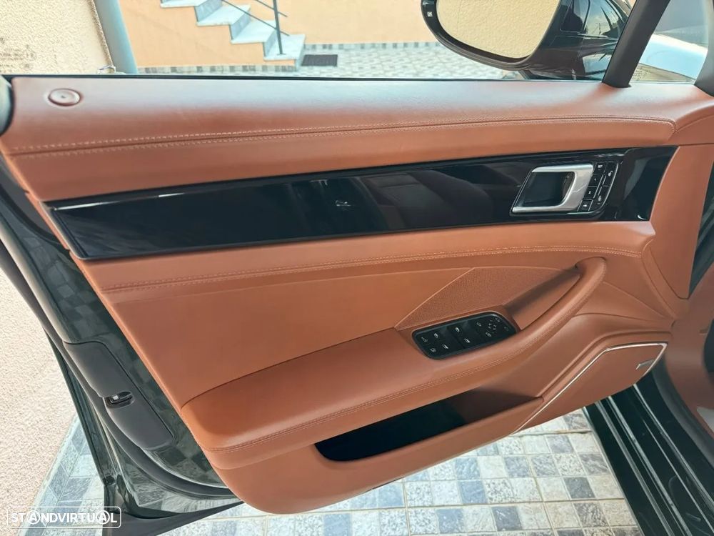 Porsche Panamera Sport Turismo 4 E-Hybrid - 12