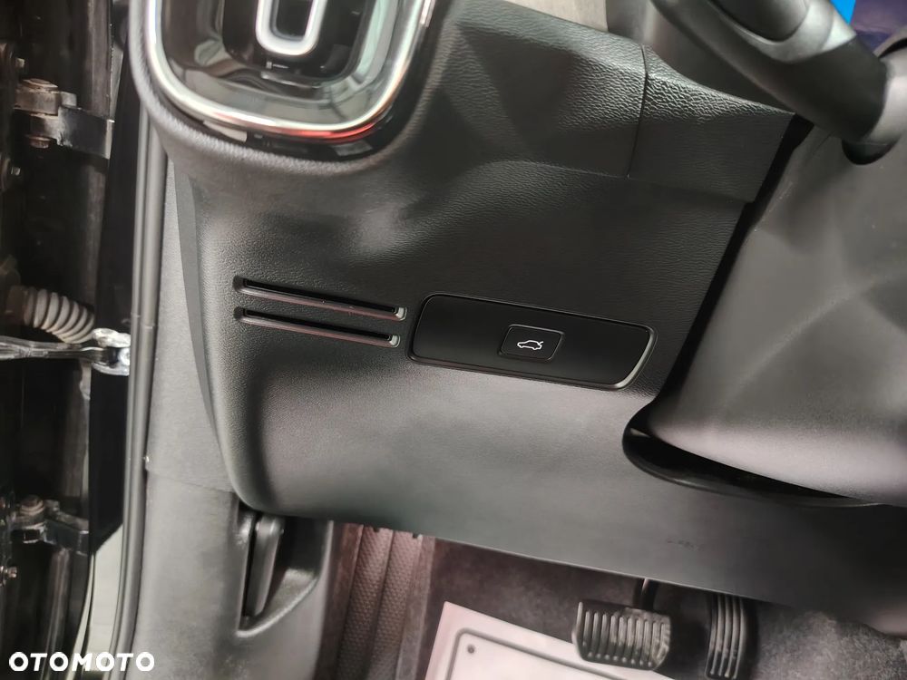 Volvo XC 40 B3 Plus Dark - 33