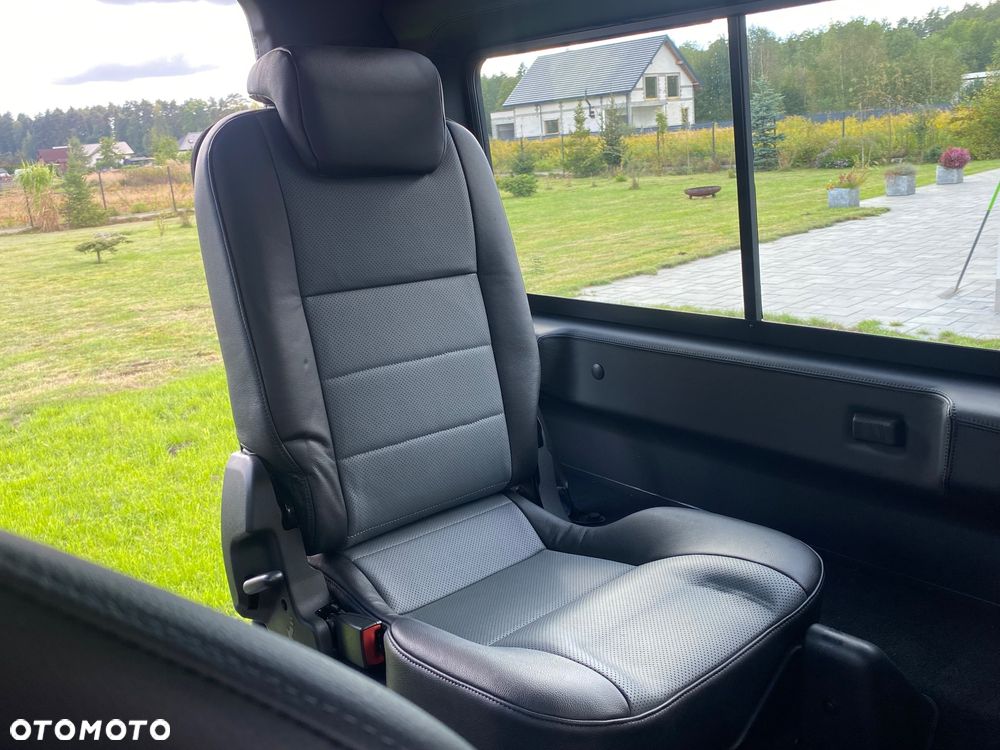 Land Rover Defender - 25