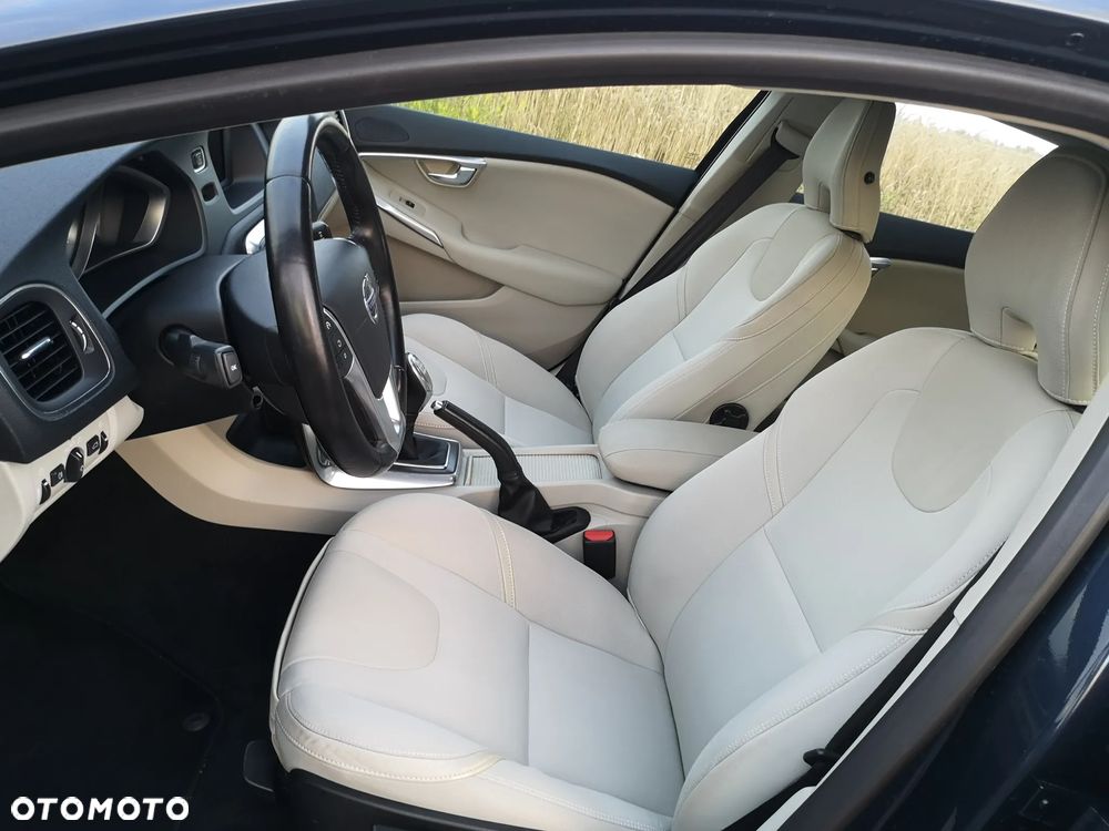 Volvo V40 D3 Momentum - 25