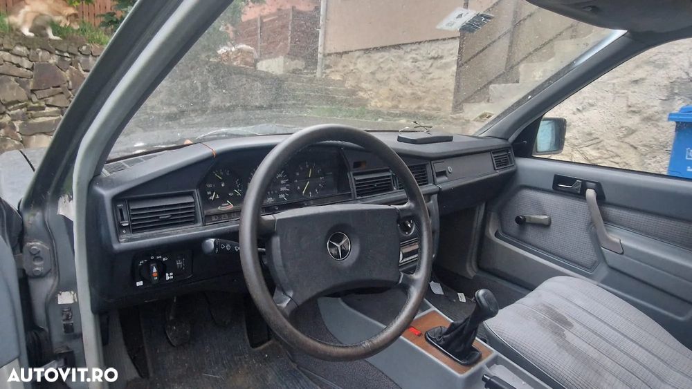 Mercedes-Benz 190 - 12