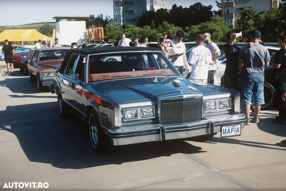 Lincoln Town Car - 2