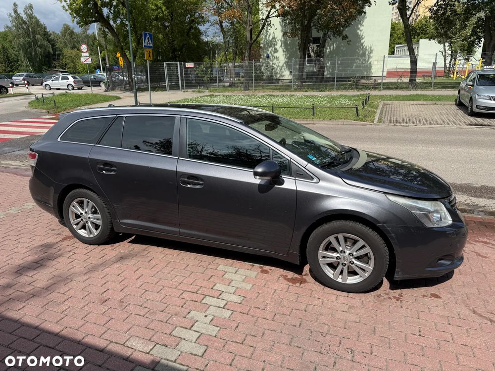Toyota Avensis 2011 photo 2