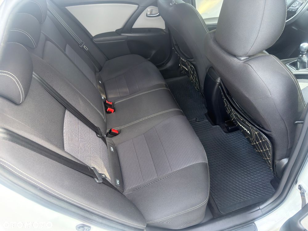 Toyota Avensis 2.0 D-4D Premium - 25