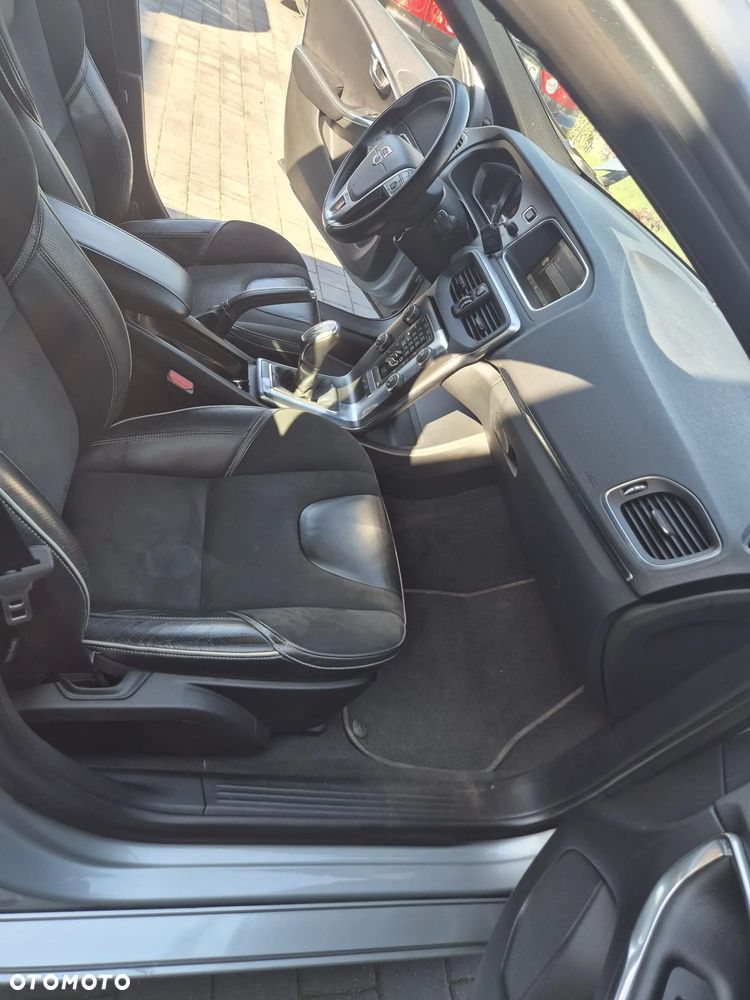 Volvo V40 D2 R-Design - 12