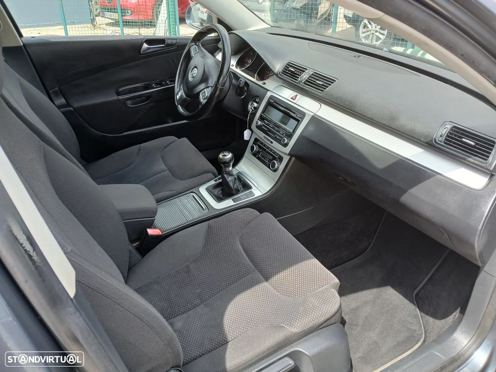 VW Passat 1.6 TDI BlueMotion Comfortline - 24