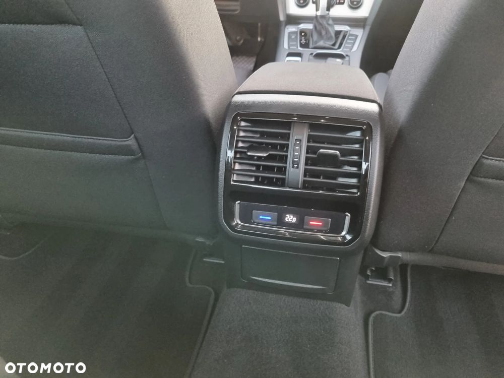 Volkswagen Passat 2.0 TDI SCR DSG Comfortline - 24