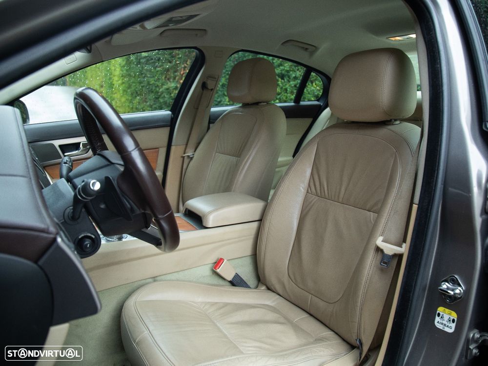 Jaguar XF 2.7 D V6 Luxury - 14