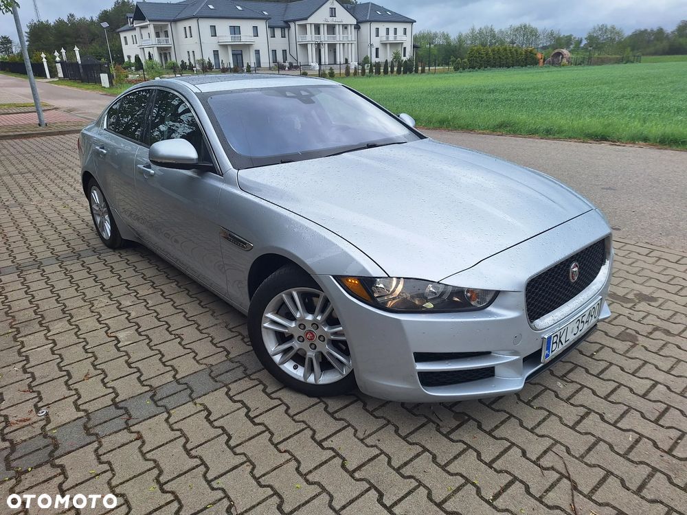 Jaguar XE 2.0 T Portfolio - 3