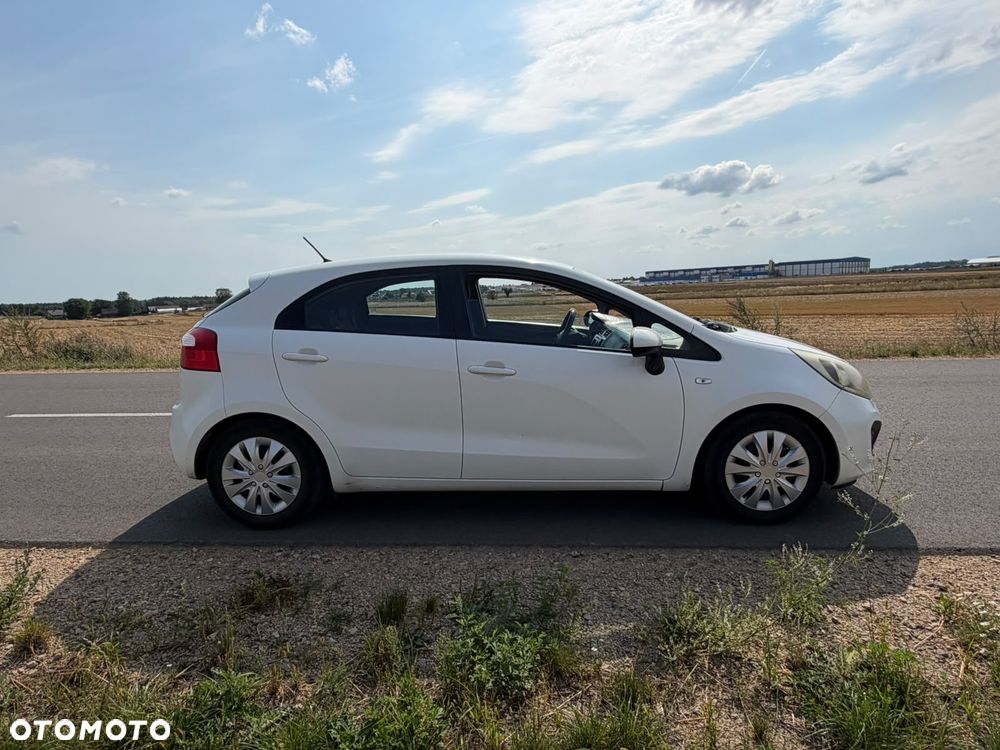 Kia Rio 1.2 L - 4