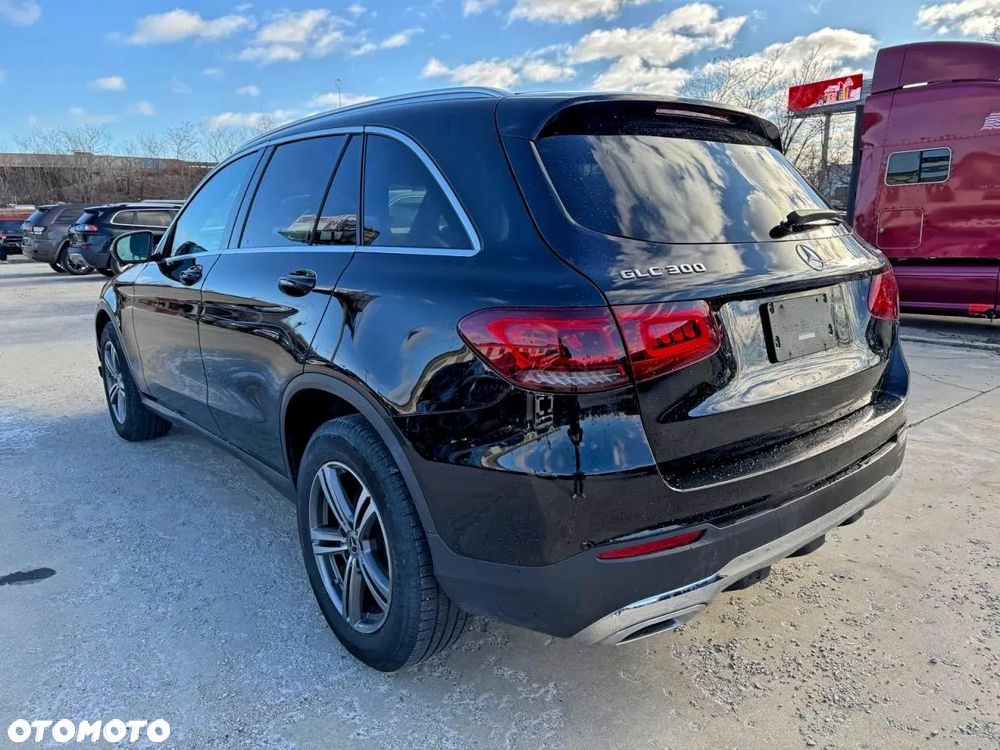 Mercedes-Benz GLC 300 4Matic 9G-TRONIC AMG Line - 3