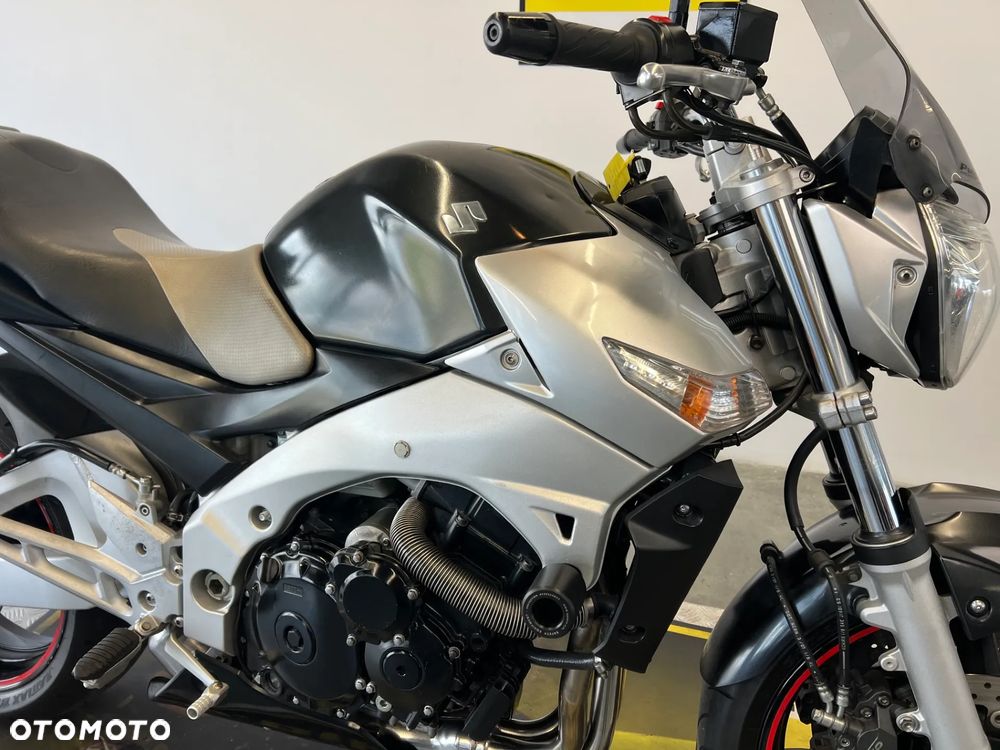 Suzuki GSR - 11