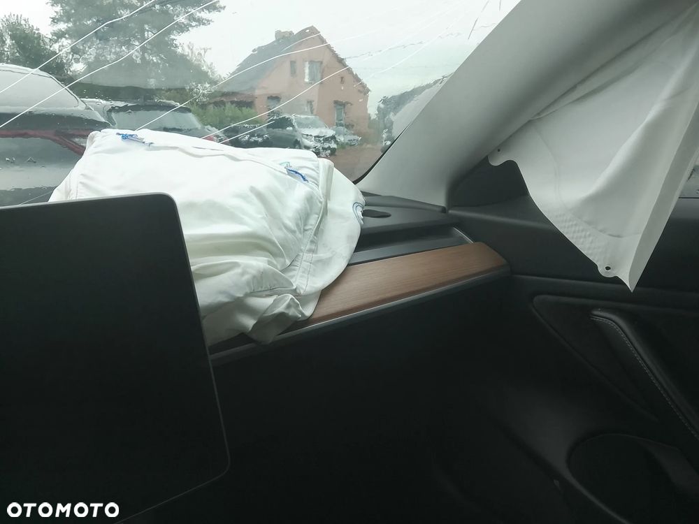 Tesla Model 3 - 37