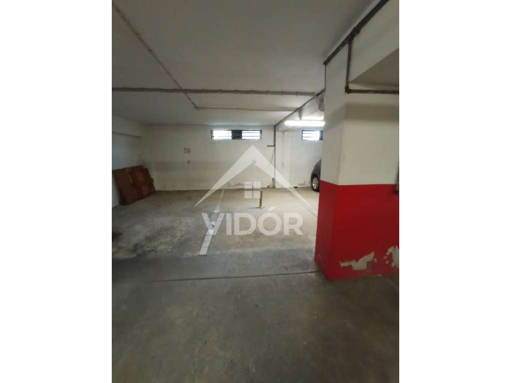 Garagem na Rua Bernardim Ribeiro Nº 364 - Circunvalação - Grande imagem: 2/3