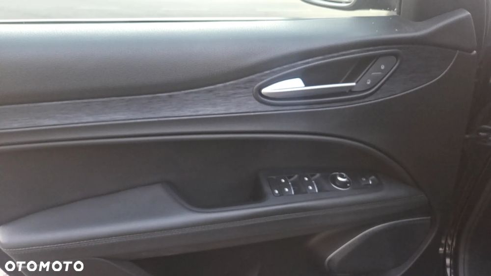 Alfa Romeo Stelvio - 14