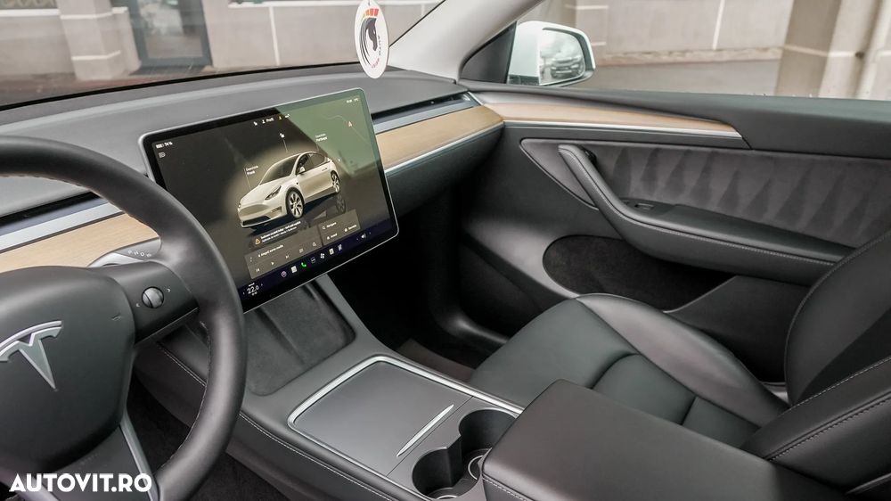 Tesla Model Y - 11
