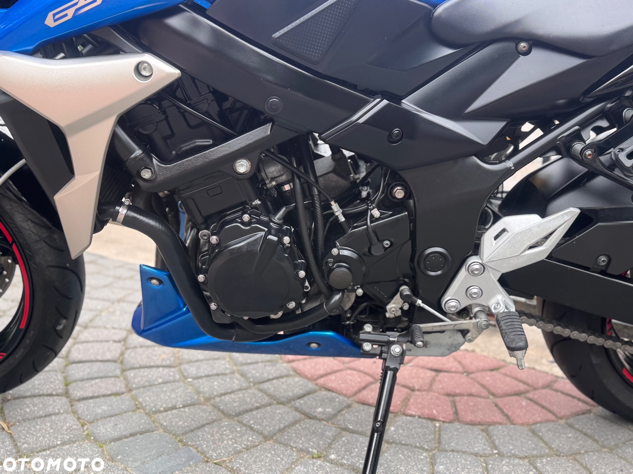 Suzuki GSR - 16