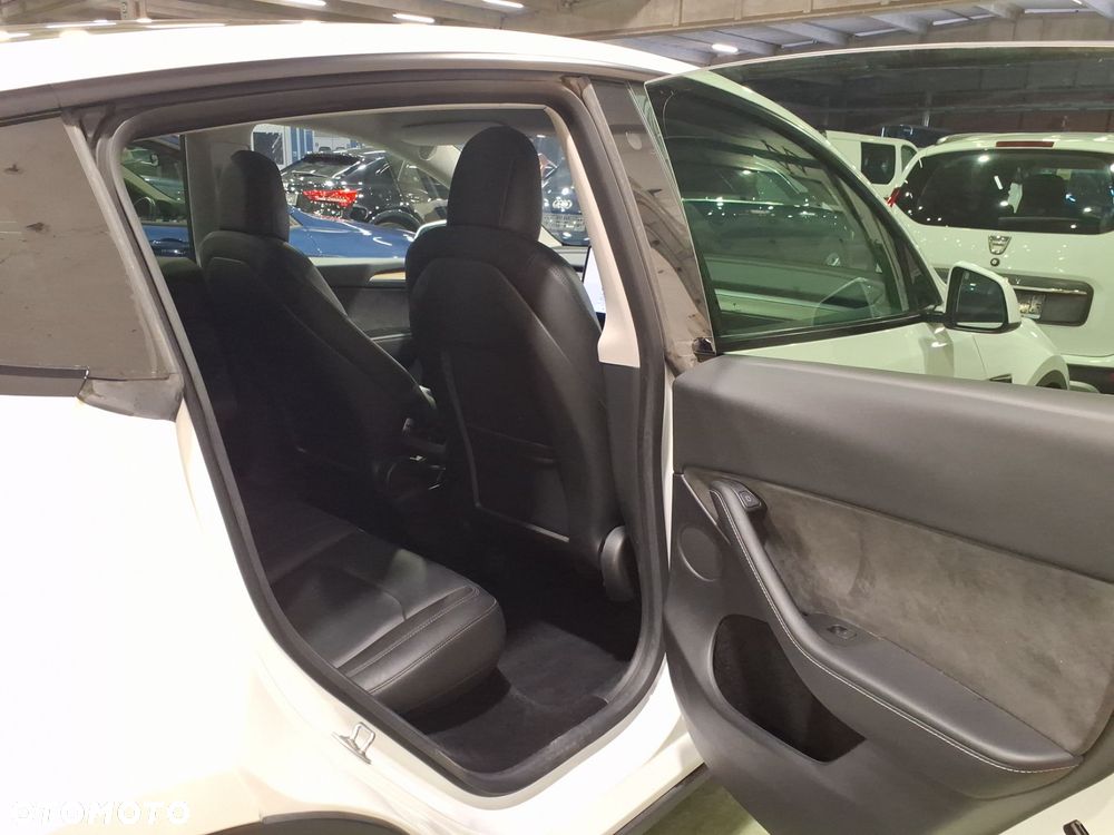 Tesla Model Y Long Range AWD - 8