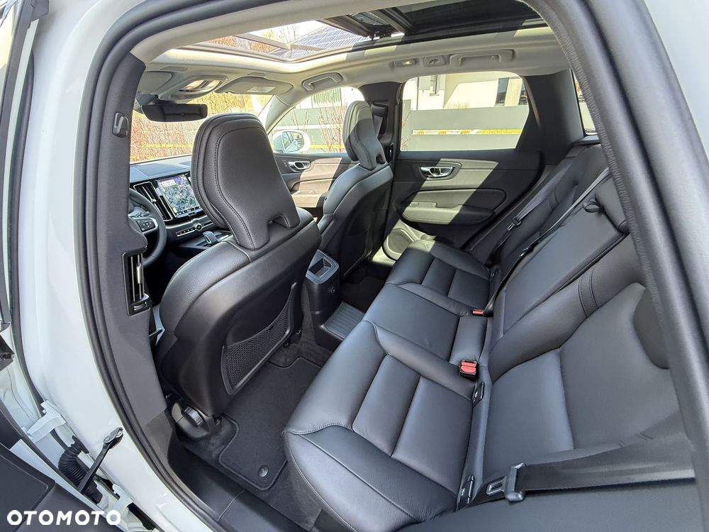 Volvo XC 60 T6 AWD Plug-in Hybrid Plus Bright - 38