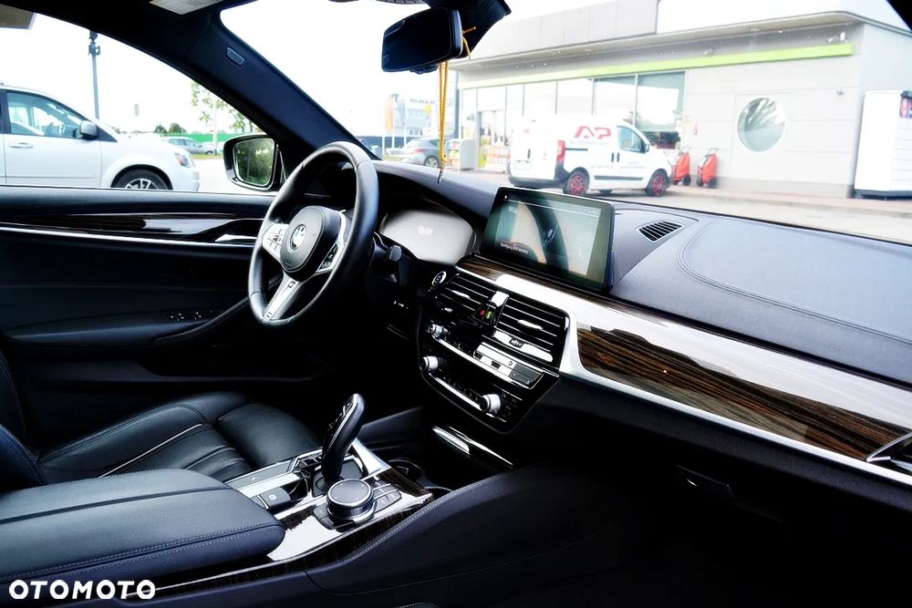 BMW Seria 5 M550i xDrive sport - 35