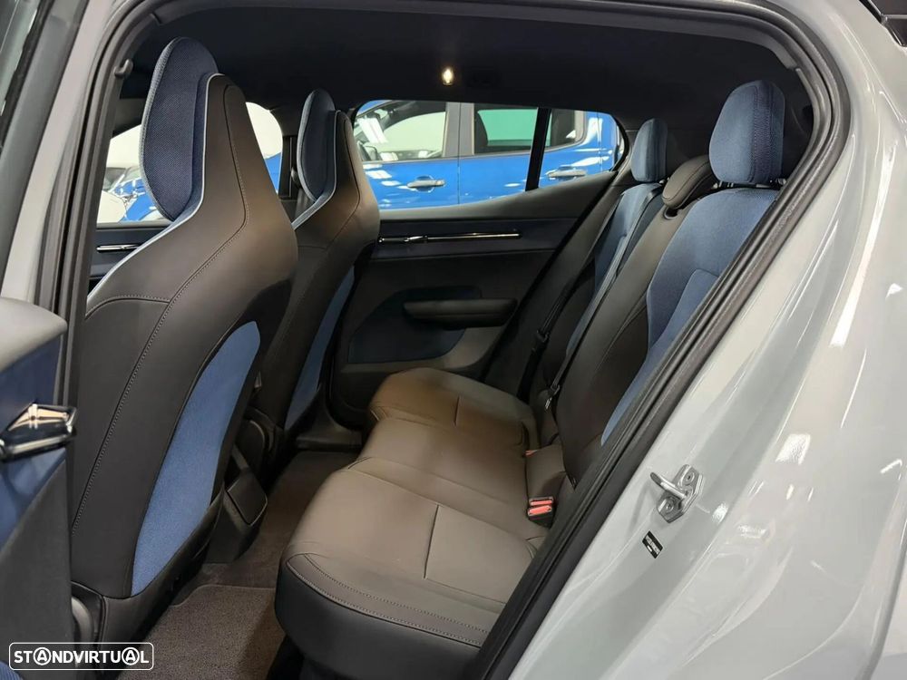 Volvo EX30 Single Motor Extended Range RWD Plus - 7