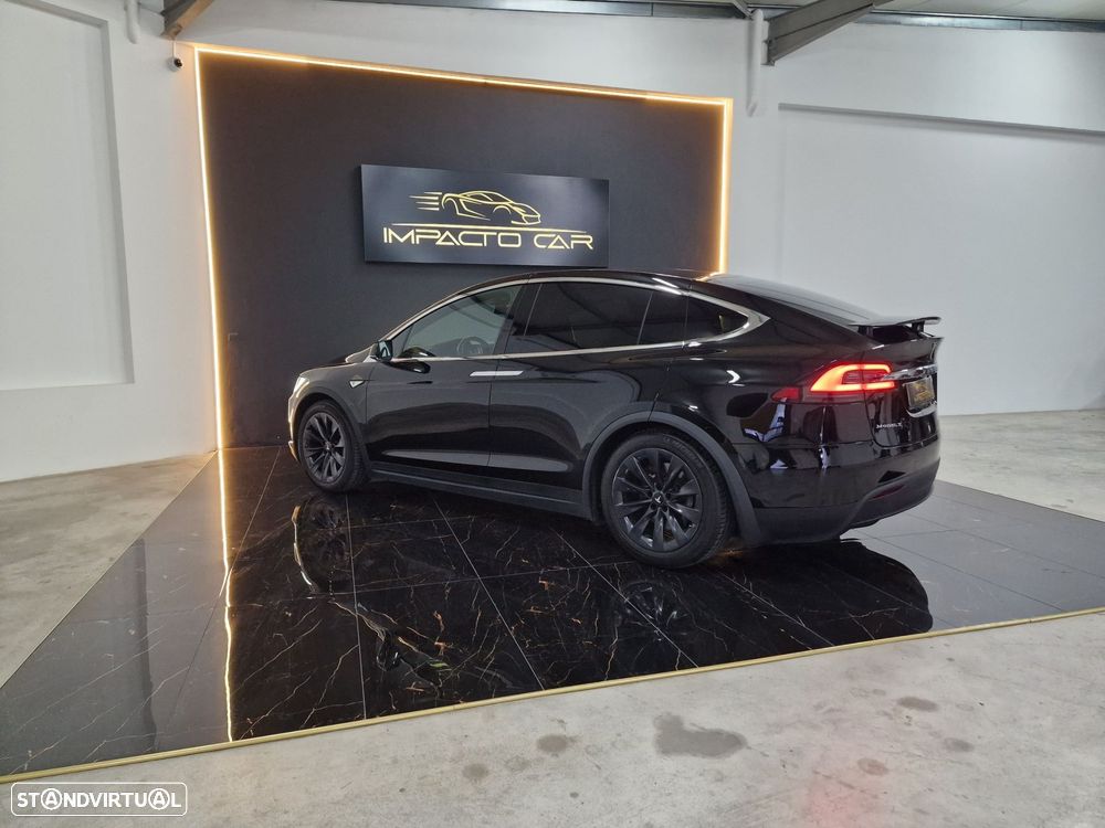 Tesla Model X 90D - 33