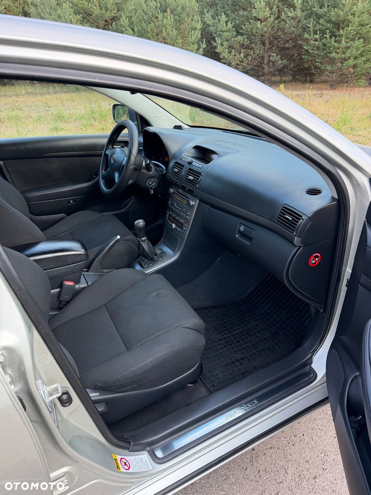 Toyota Avensis 2.0 VVT-i High - 14