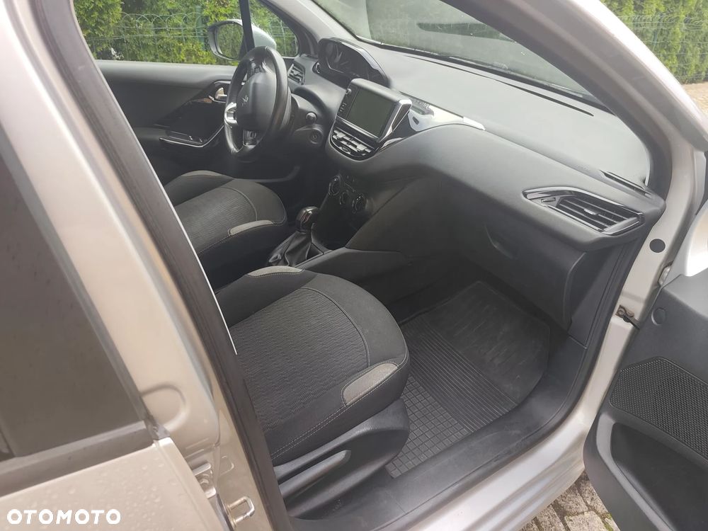 Peugeot 208 - 6