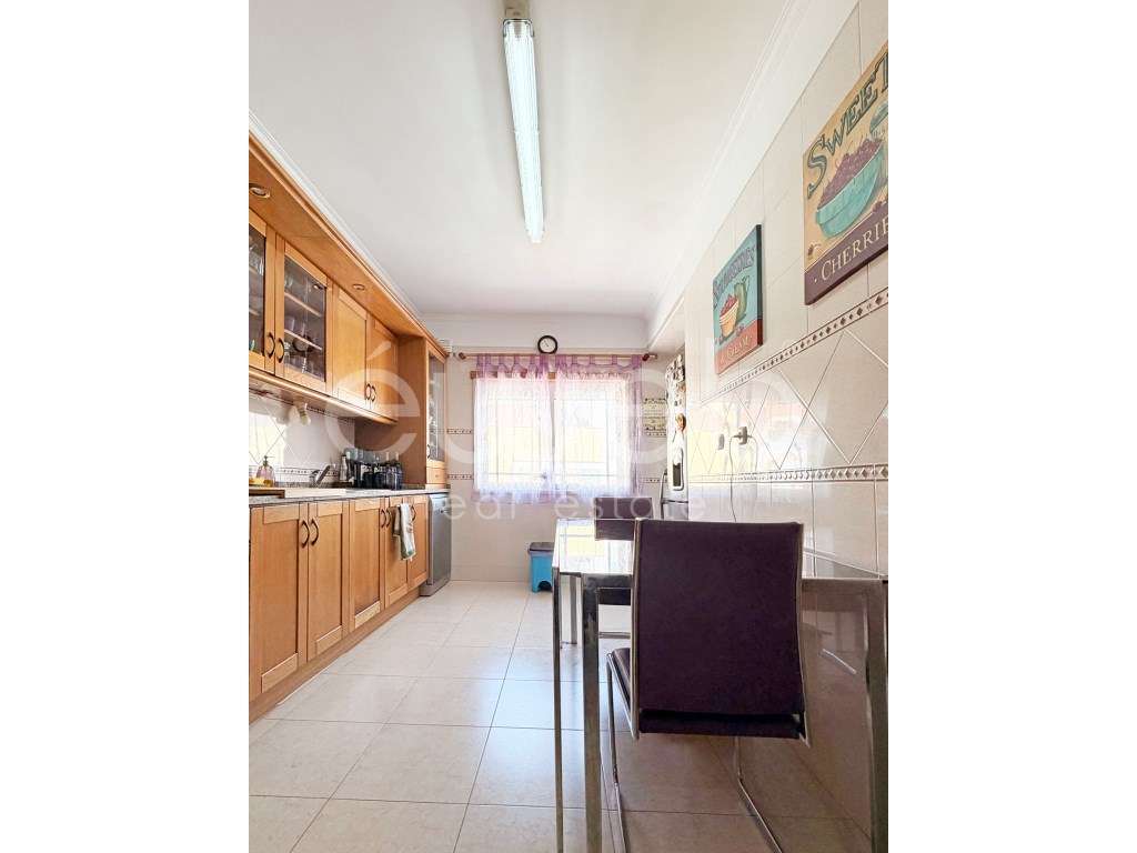 Apartamento T2 com arrecadação para venda na Quinta do Conde - Grande imagem: 4/26