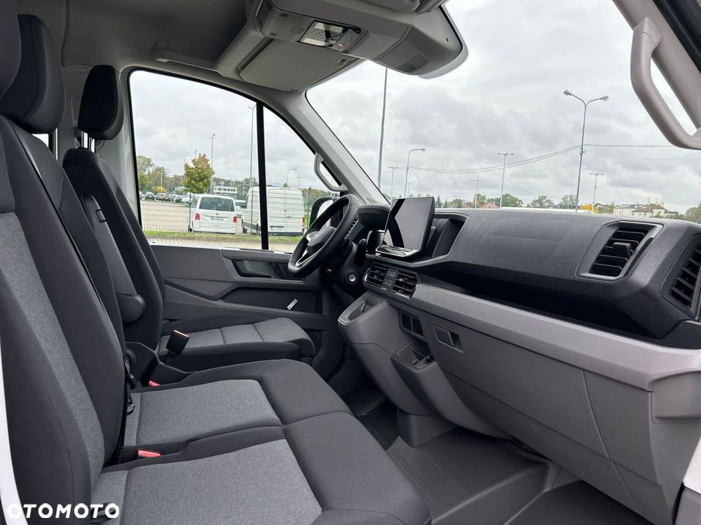 Volkswagen Crafter Crafter 35 Skrzyniowy z podwójną kabiną silnik: 2,0 l EU6 SCR 177 KM / skrzynia biegów: 4MOTION automatyczna 8-biegowa rozstaw osi: 3640 mm - 13