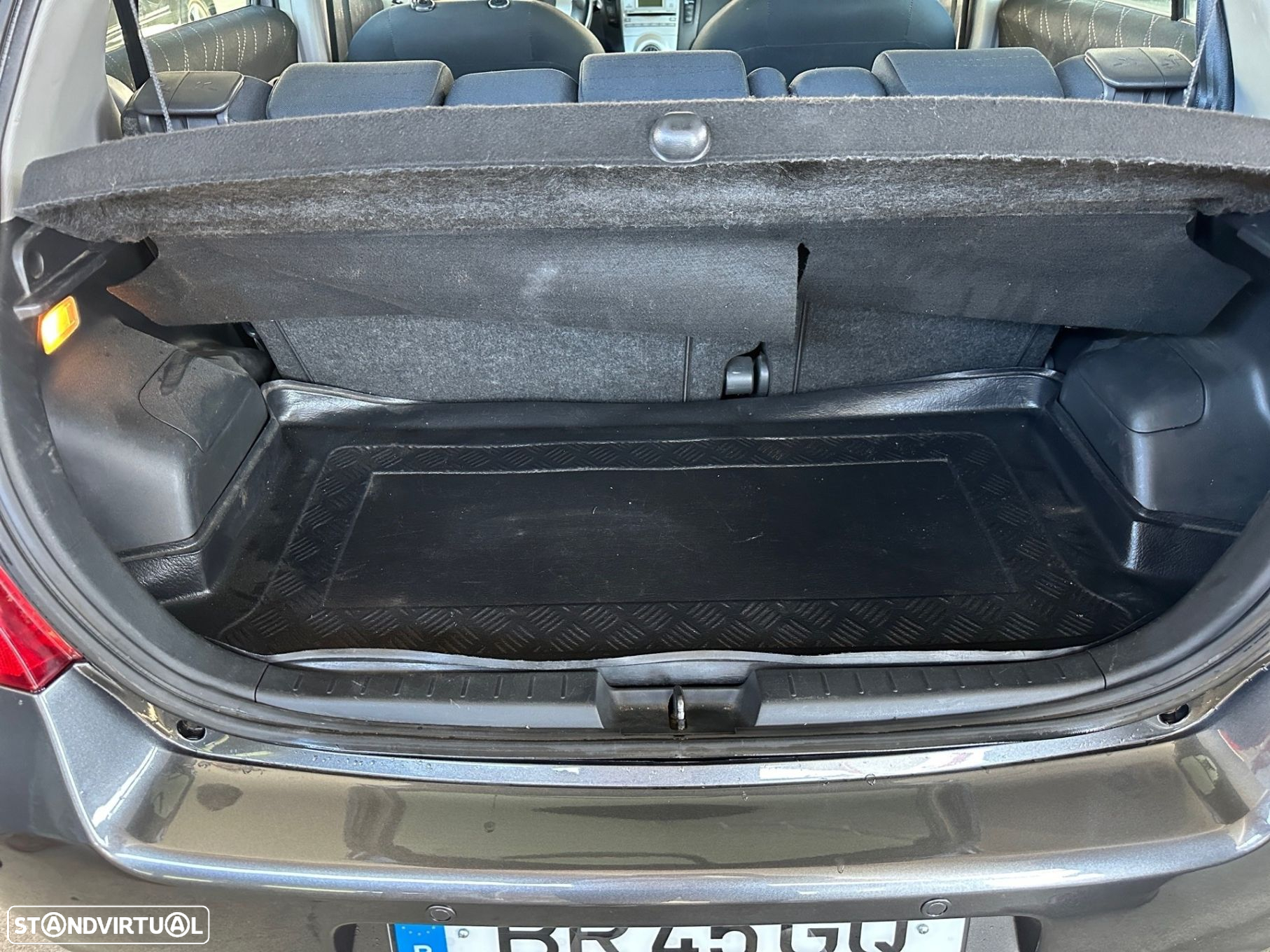 Toyota Yaris 1.4 D-4D AC Manual - 11
