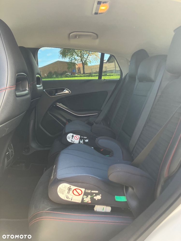 Mercedes-Benz CLA 220 4-Matic - 21