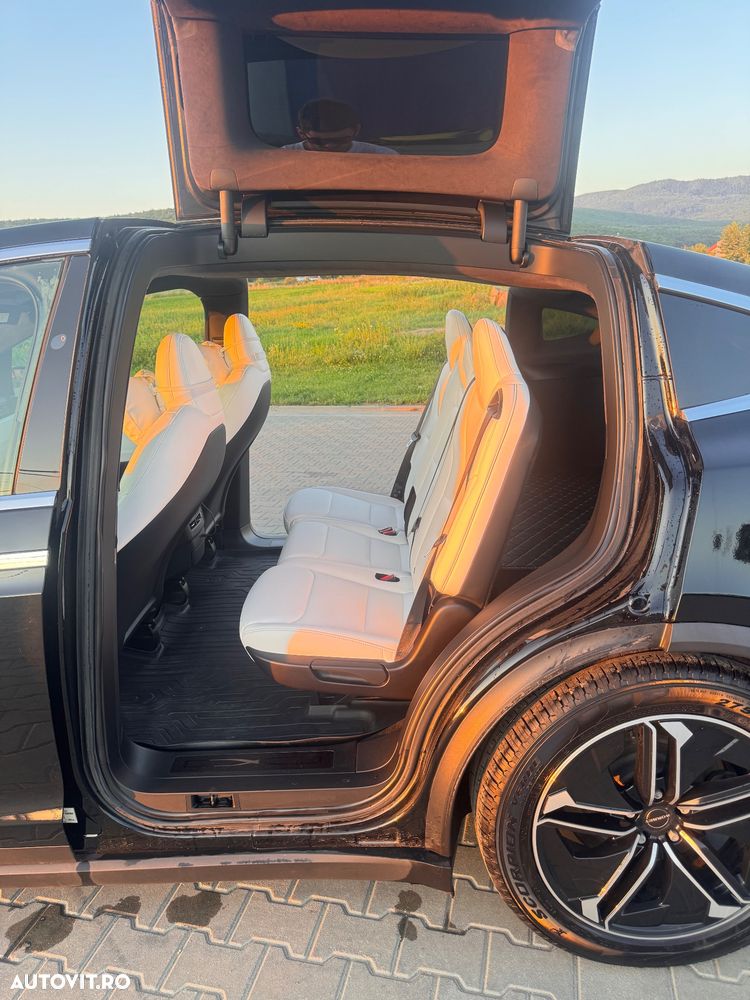 Tesla Model X - 11