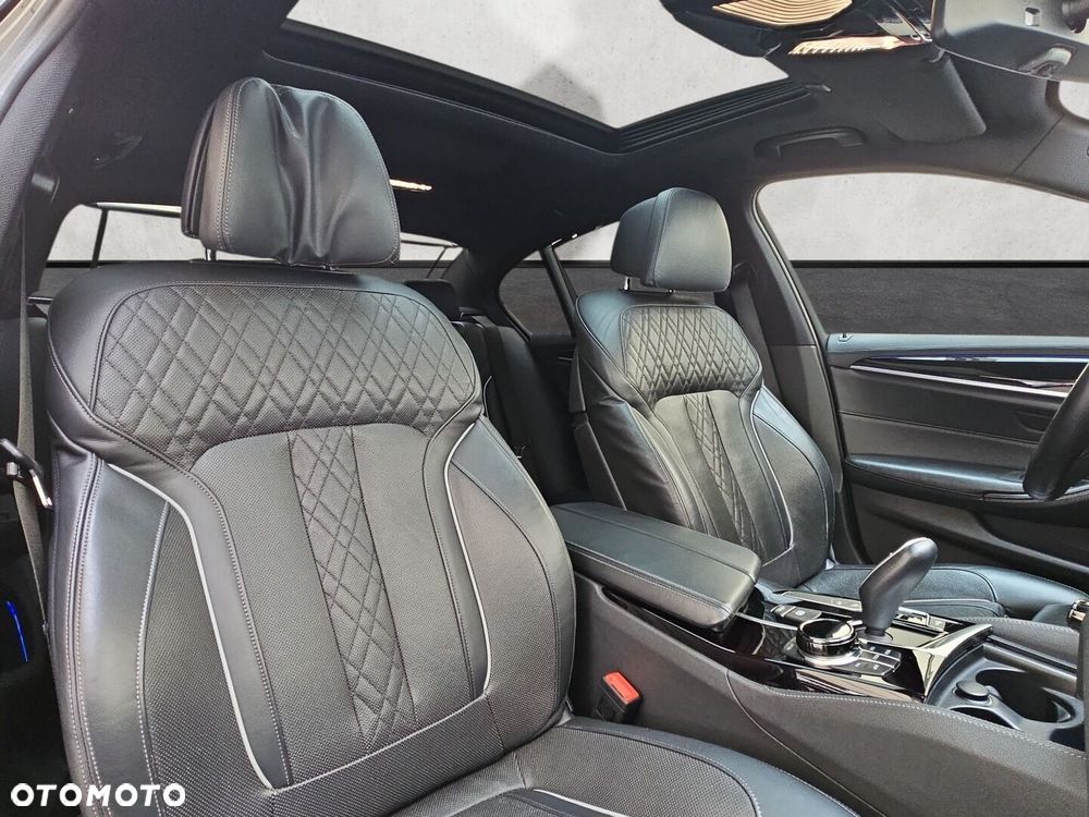 BMW Seria 5 M550i xDrive - 24
