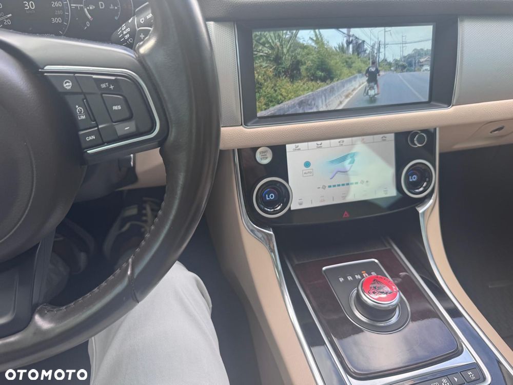 Jaguar XF 2.0 i4D AWD Prestige - 9