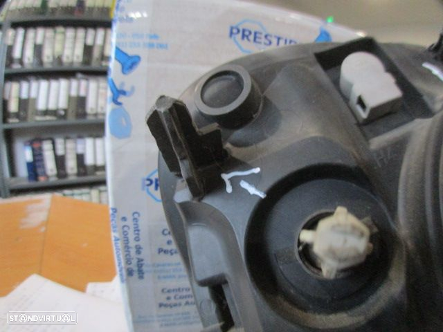Farol 8200589032 RENAULT KANGOO 1 FASE 2  2007 1.5DCI 70CV 4P BRANCA ESQ H4 VALEO Danificado - 6