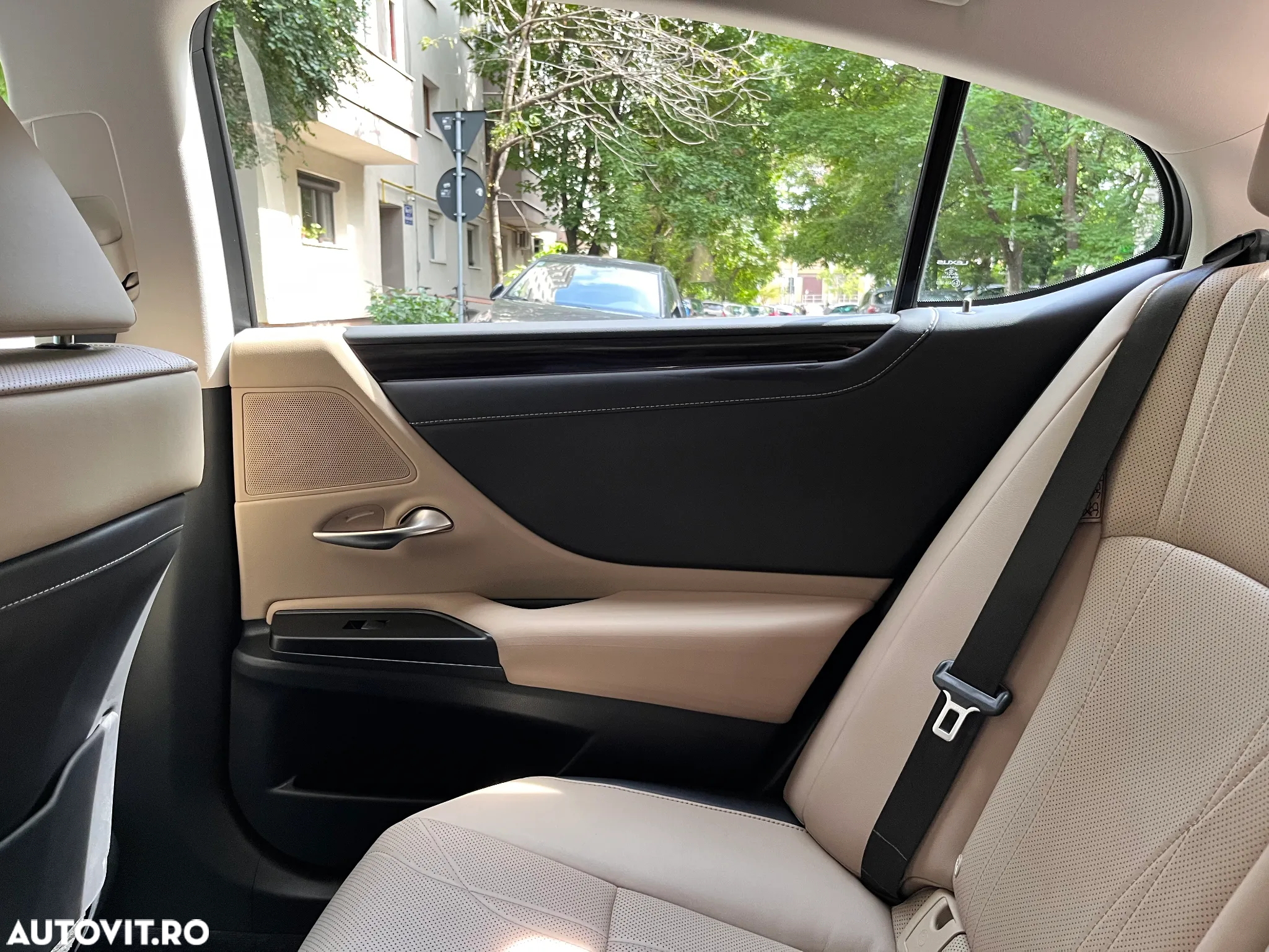 Lexus Seria ES 300h 2.5 TNGA HV 25H- 4X2 CVT Executive - 26