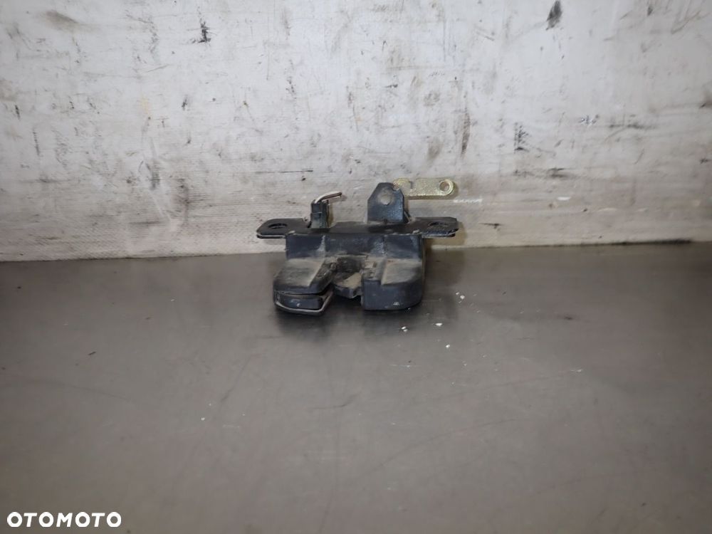 ZAMEK KLAPY BAGAŻNIKA VOLKSWAGEN T5 - 1