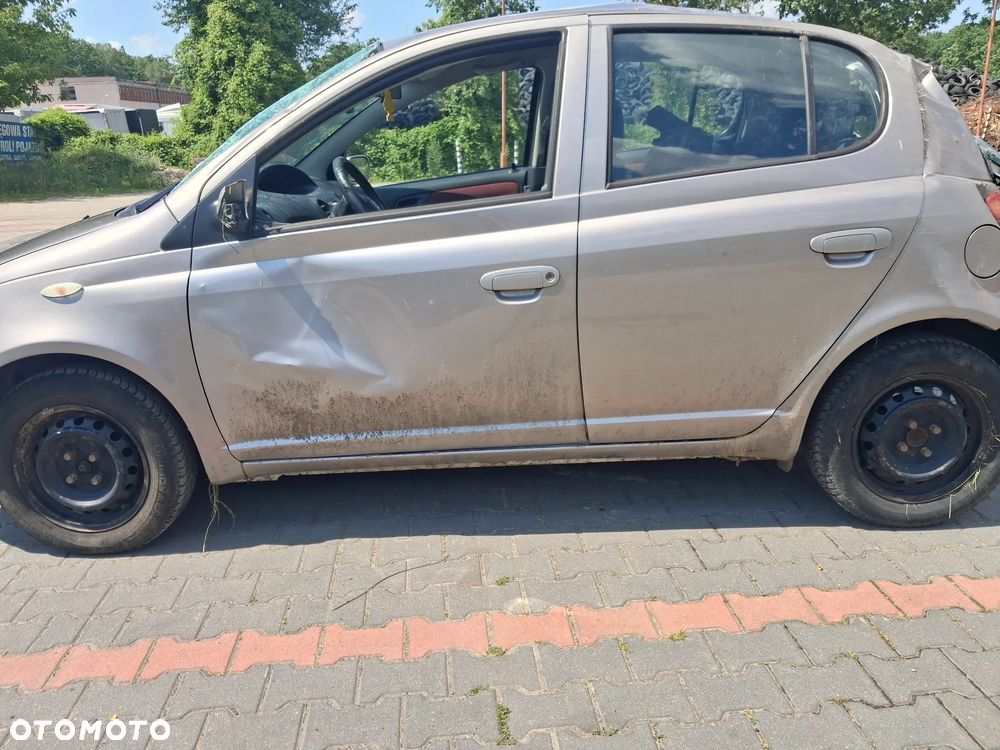Toyota Yaris I 1 Lift silnik 1.4 Diesel D4D 90KM 1ND skrzynia biegów C153 drzwi maska zderzak błotnik lusterko 1DZ Grey Metallic Mercury lampa alternator rozrusznik czujnik regulator panel sterownik moduł mechanizm przewód wąż pompa maglownica zwrotnica wahacz mcperson amortyzator belka sanki tłumik wydech listwa osłona kokpit podsufitka podszybie boczek fotel fotele lewarek wybierak linka zbiorniczek kolektor stacyjka kierownica klamka zamek zacisk hamulcowy czujnik doładowania przepustnica przepływomierz półoś blenda klamka światło lampa hak holowniczy odpinany sprężarka filtr włącznik przełącznik manetki przewód rura felgi felga koło wiązka elektryczna NA CZĘŚCI WSZYSTKIE CZĘŚCI - 5